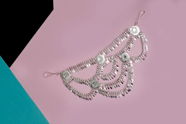 Elegant Kamarbandh jewelry with a star design, perfect for women who are looking to look stylish.
